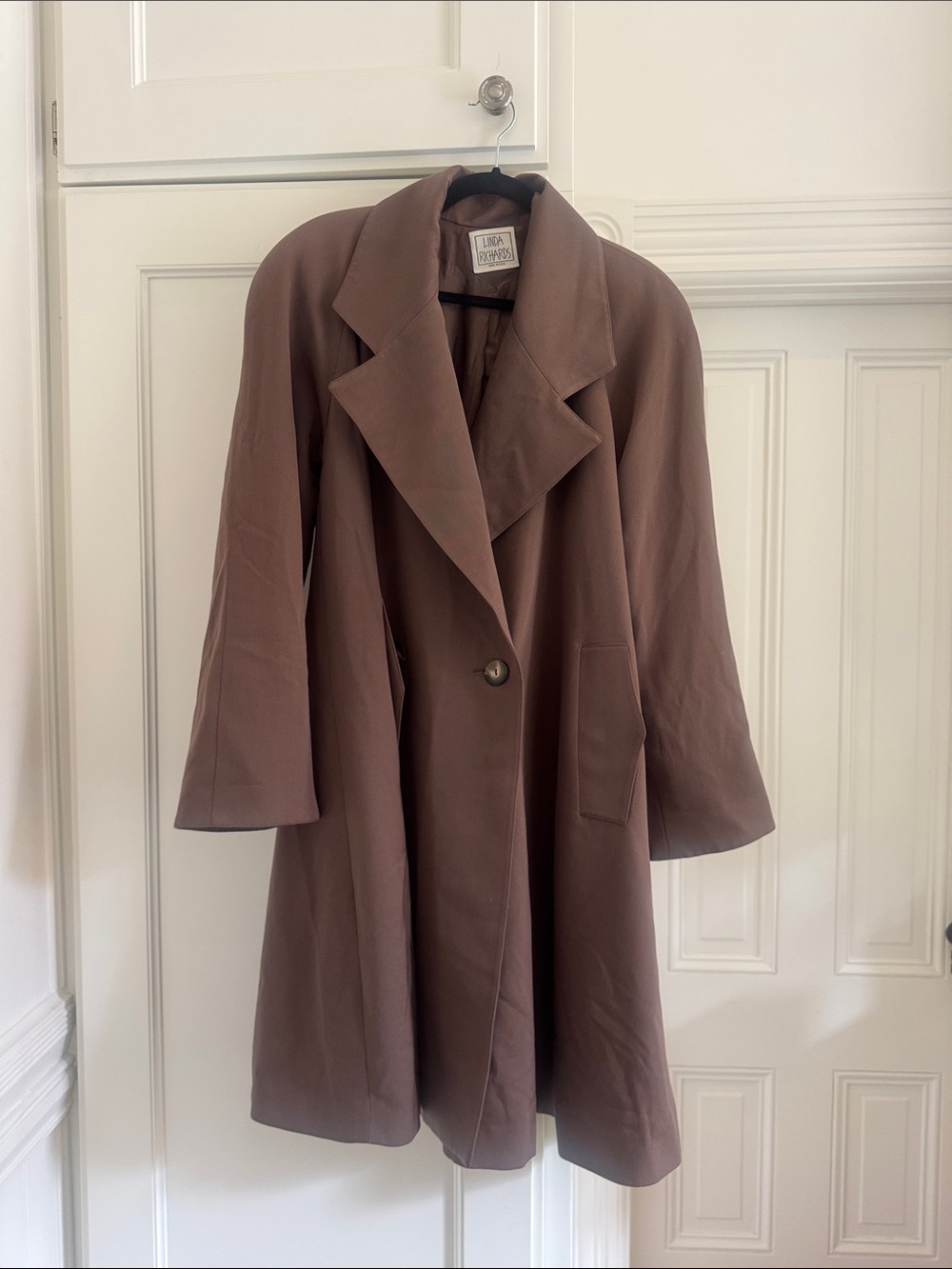 Vintage 80s trenchcoat. Shoulder pads. Unique. A little oversized. Autumn trend